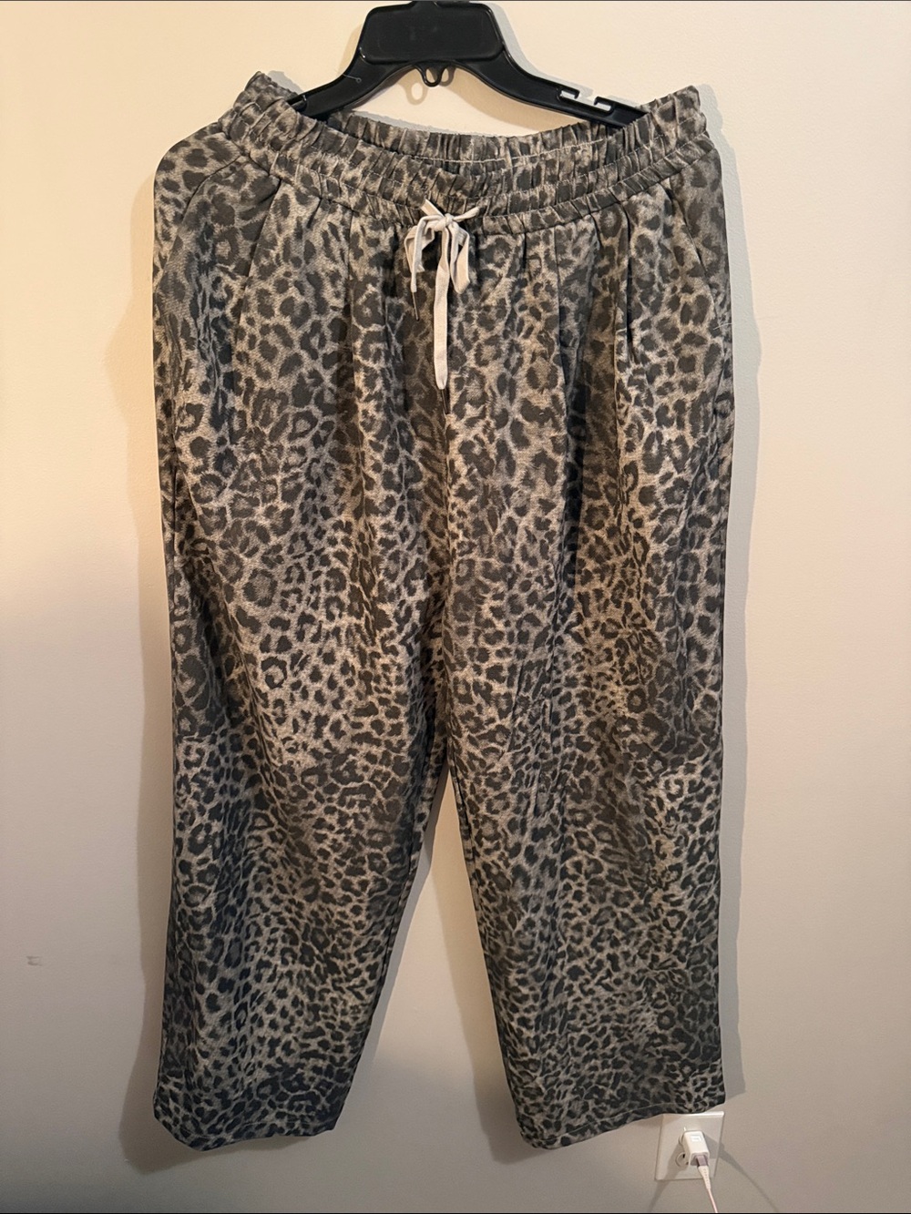 DAVI & DANI Women's Wide Leg Leopard Print Pants - Gray Taupe
